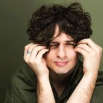 Riccardo Suarez con sfondo verde