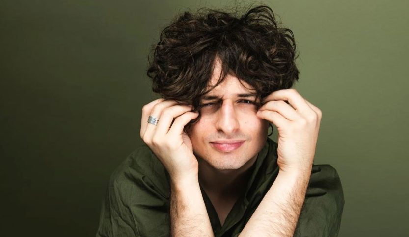 Riccardo Suarez con sfondo verde