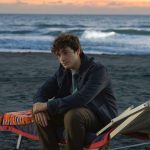 Tommaso Cassissa in riva a una spiaggia