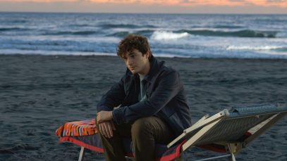 Tommaso Cassissa in riva a una spiaggia