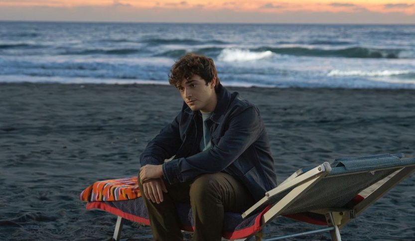 Tommaso Cassissa in riva a una spiaggia