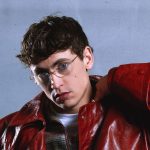 Tredici Pietro con uno sfondo indaco