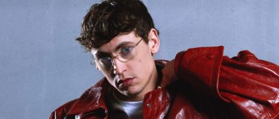 Tredici Pietro con uno sfondo indaco