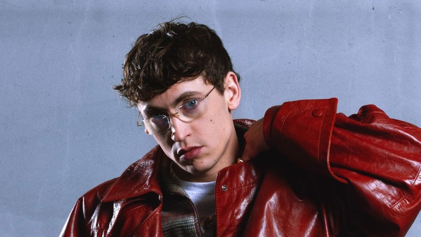 Tredici Pietro con uno sfondo indaco