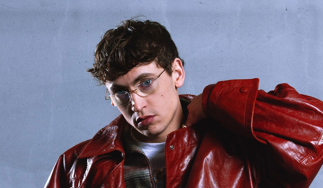 Tredici Pietro con uno sfondo indaco