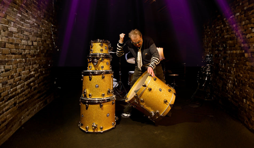 Tullio De Piscopo con dei tamburi