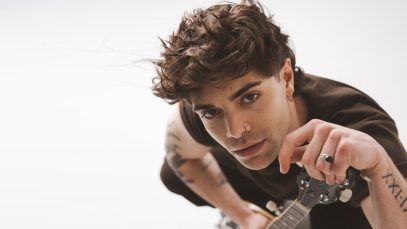 Agélo con sfondo bianco