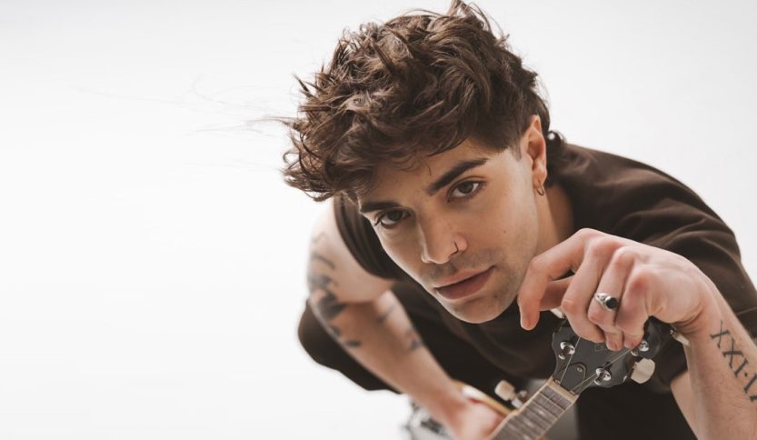 Agélo con sfondo bianco