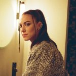 Beba davanti a uno specchio