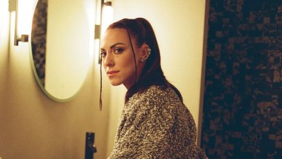 Beba davanti a uno specchio