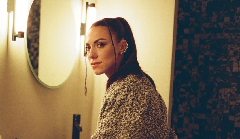 Beba davanti a uno specchio