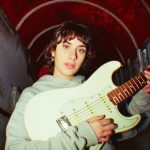 Birthh con una chitarra