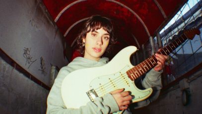 Birthh con una chitarra