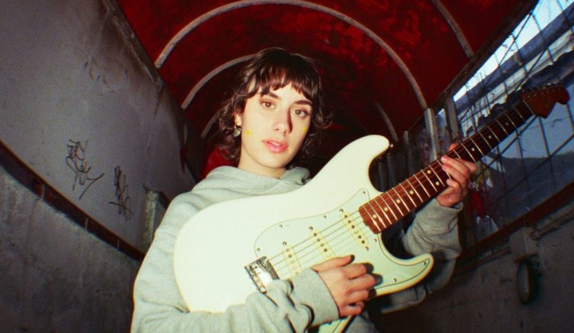 Birthh con una chitarra
