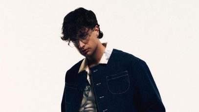 Cioffi con sfondo chiaro