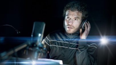 Davide Albano in uno studio di doppiaggio