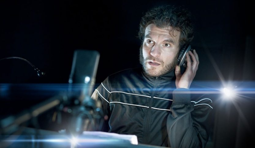 Davide Albano in uno studio di doppiaggio
