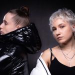 Dea Culpa e Ciao sono Vale con sfondo nero