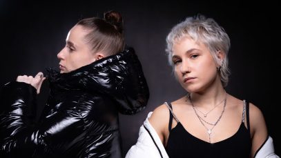 Dea Culpa e Ciao sono Vale con sfondo nero