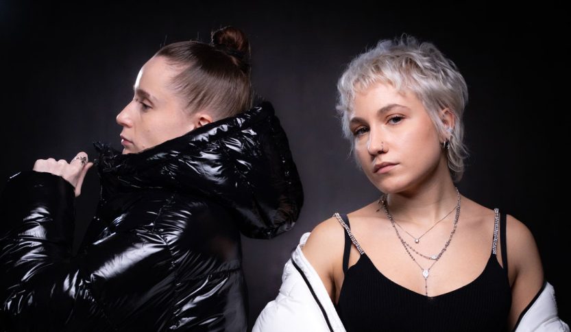 Dea Culpa e Ciao sono Vale con sfondo nero