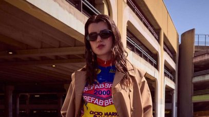 Francamente con un parcheggio sullo sfondo