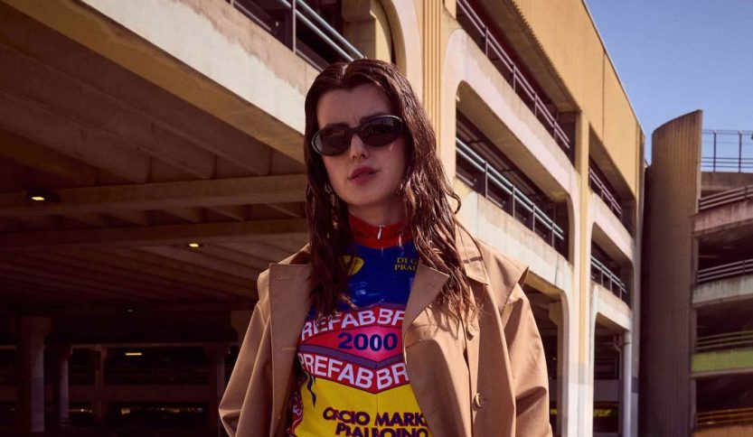 Francamente con un parcheggio sullo sfondo