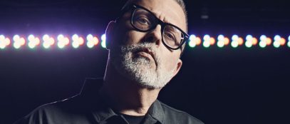 Frankie hi-nrg mc con luci sullo sfondo