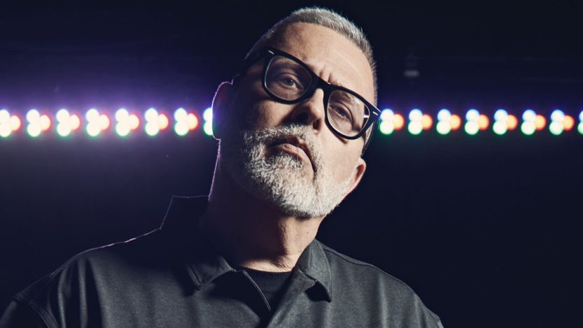 Frankie hi-nrg mc con luci sullo sfondo