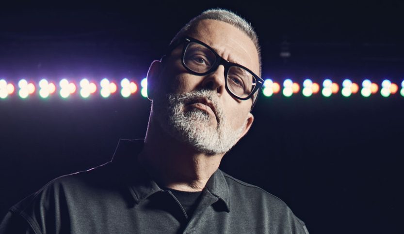 Frankie hi-nrg mc con luci sullo sfondo