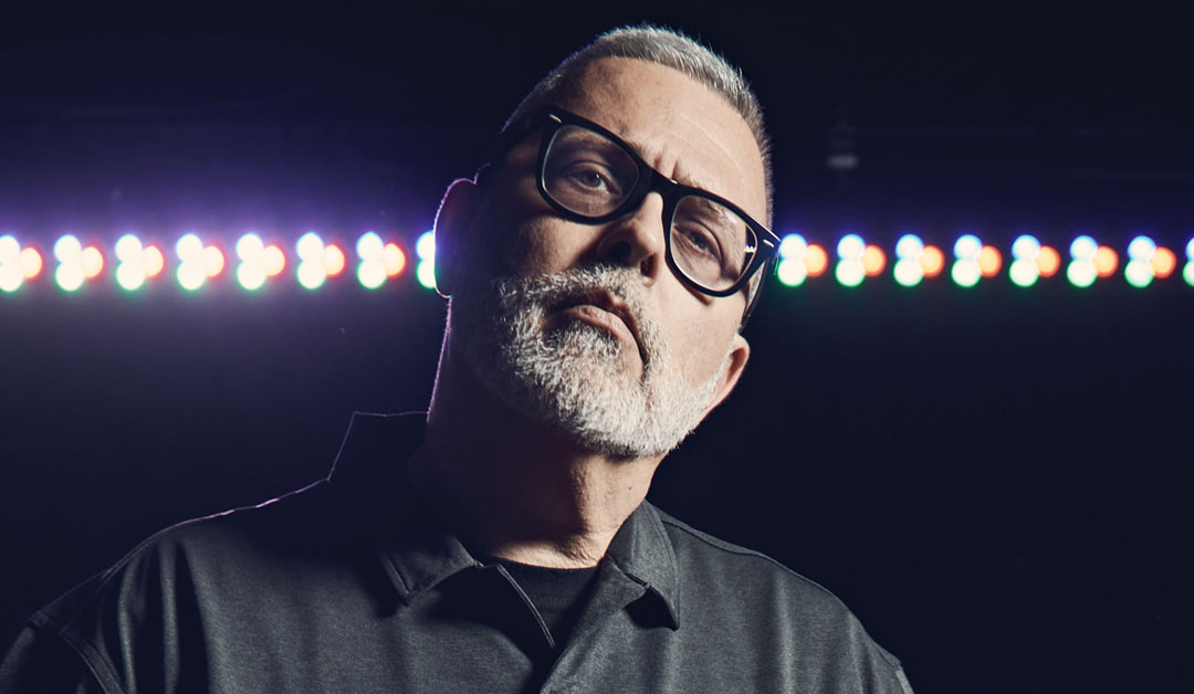 Frankie hi-nrg mc con luci sullo sfondo