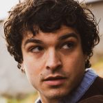 Leo Gassmann con albero e muro