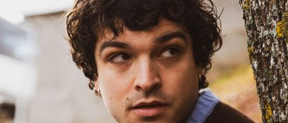 Leo Gassmann con albero e muro