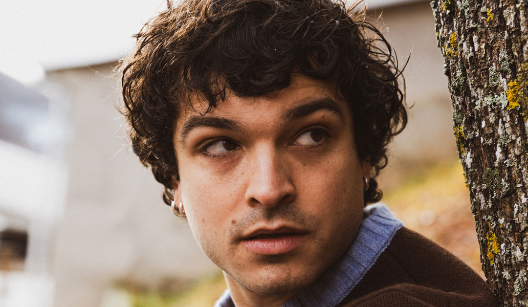 Leo Gassmann con albero e muro