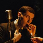 Lyuk con sfondo nero e microfono