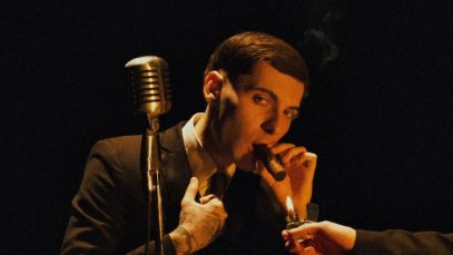 Lyuk con sfondo nero e microfono