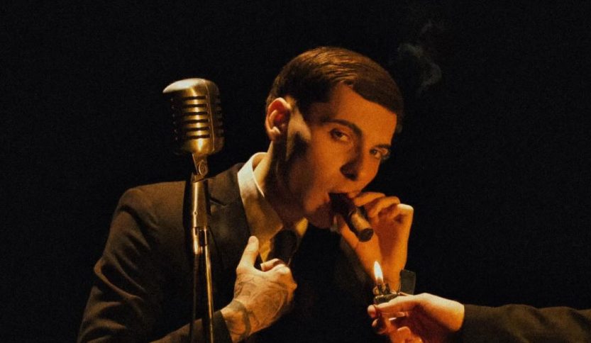 Lyuk con sfondo nero e microfono