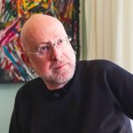 Mario Biondi con dietro un quadro