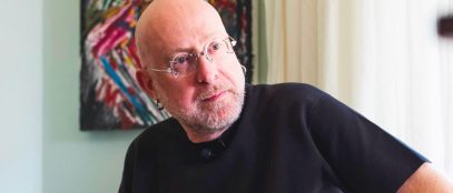 Mario Biondi con dietro un quadro