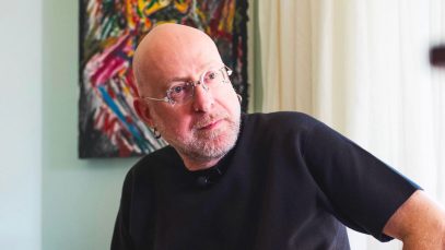 Mario Biondi con dietro un quadro