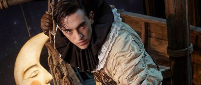 Michele Bravi su una nave