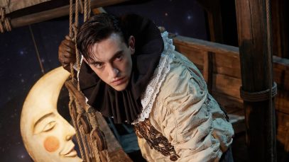 Michele Bravi su una nave