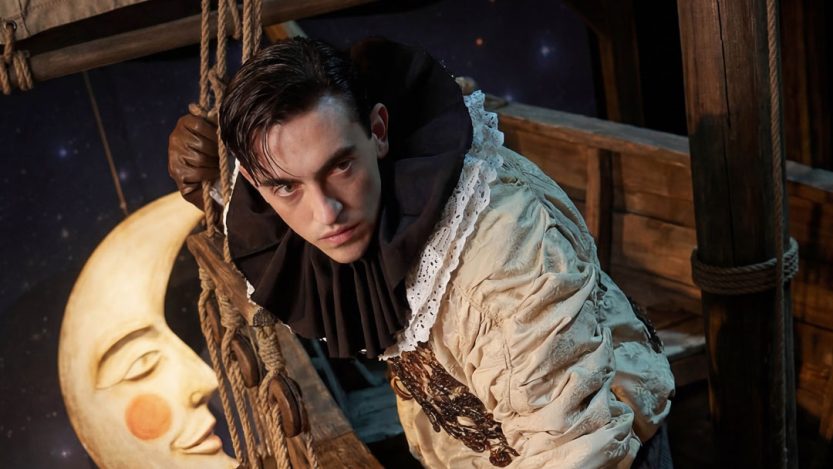 Michele Bravi su una nave