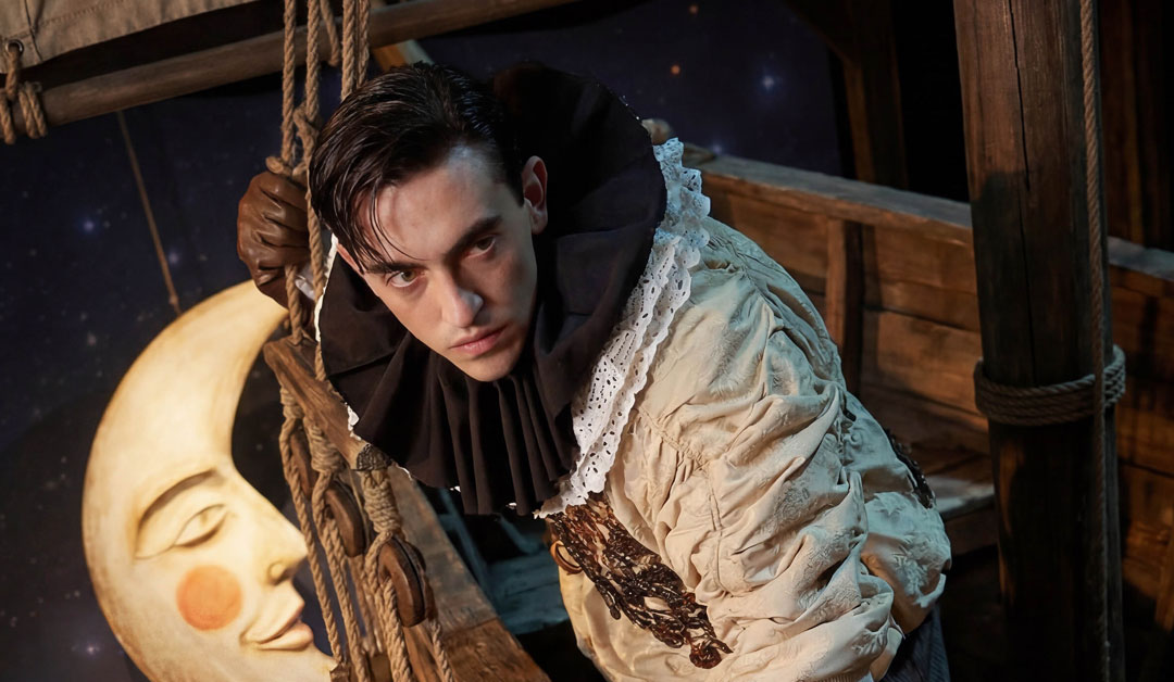 Michele Bravi su una nave