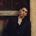 Nicolò Filippucci appoggiato a una porta