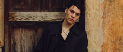 Nicolò Filippucci appoggiato a una porta