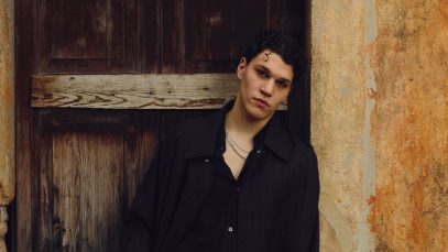 Nicolò Filippucci appoggiato a una porta