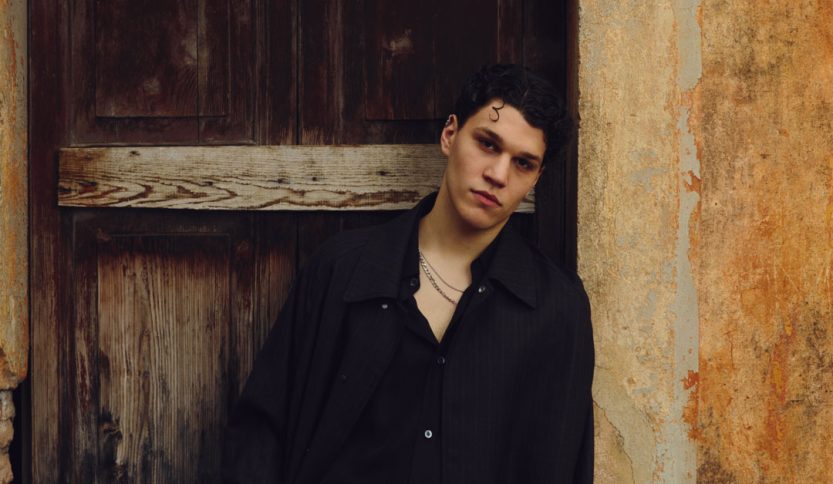 Nicolò Filippucci appoggiato a una porta