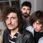 L'Officina della Camomilla con dietro una finestra