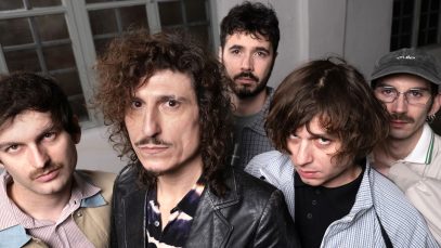 L'Officina della Camomilla con dietro una finestra