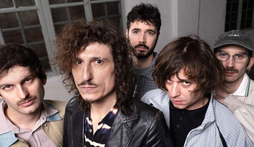 L'Officina della Camomilla con dietro una finestra